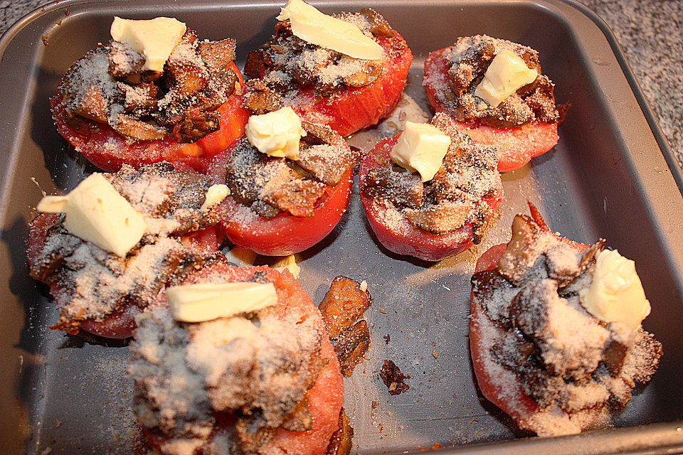 Gedämpfte Tomaten mit Champignonfüllung