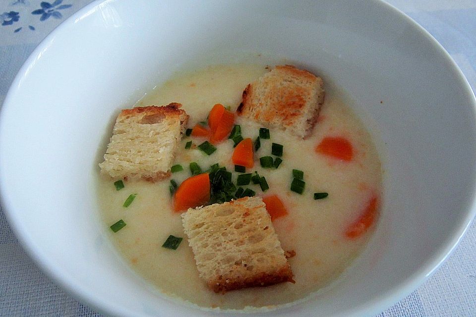 Blumenkohlsuppe mit Croûtons Blumenkohlsuppe mit Croûtons