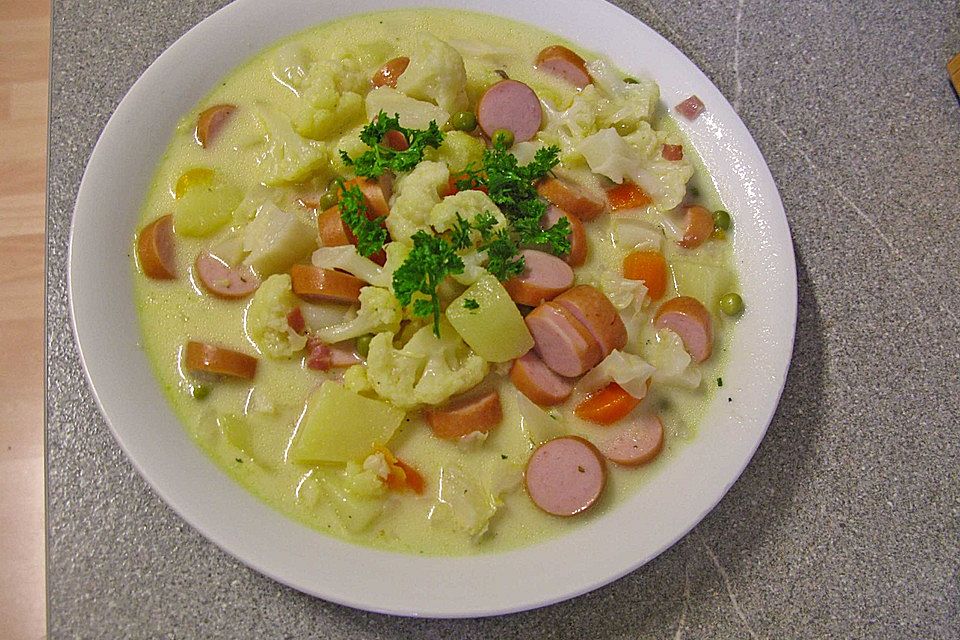 Gemüsesuppe mit Geflügelwürstchen