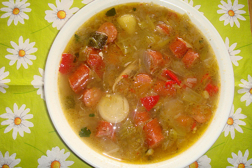 Gemüsesuppe mit Geflügelwürstchen