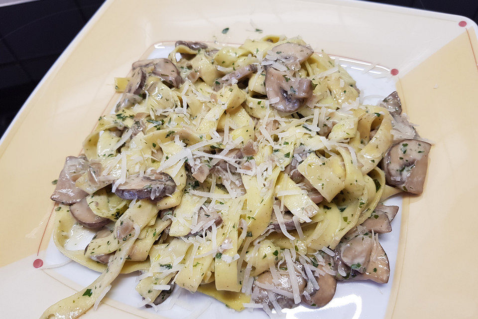 Tagliatelle in Pilz-Bärlauch-Parmesan Soße