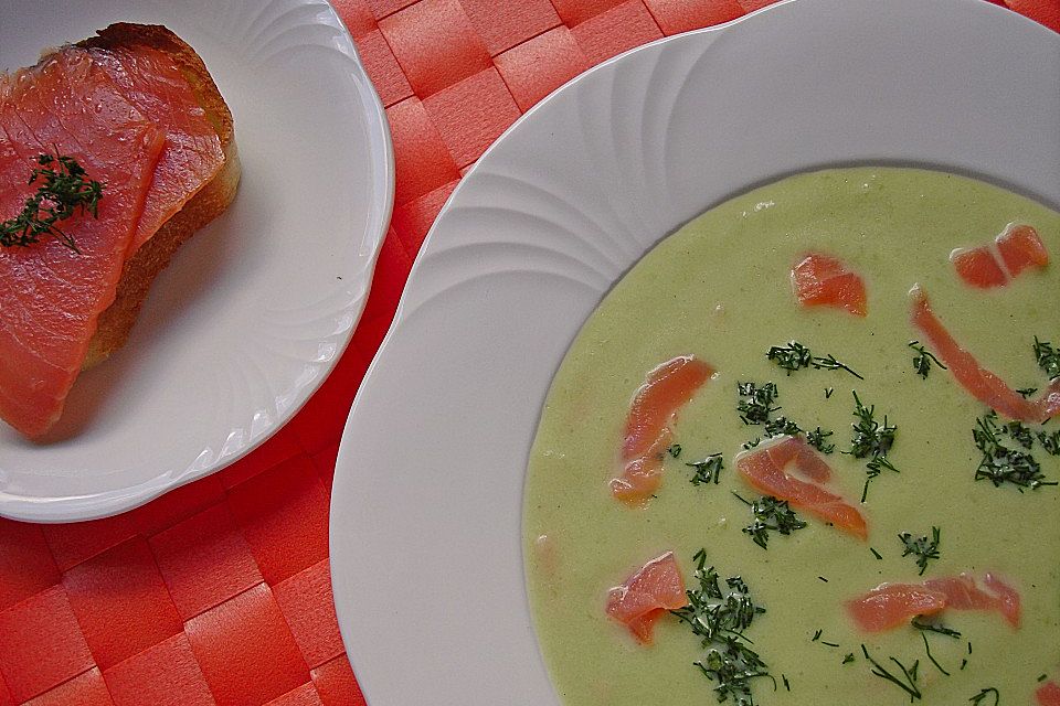 Gurkensuppe mit Räucherlachs