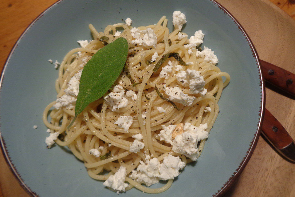 Spaghetti mit Salbei und Schafskäse