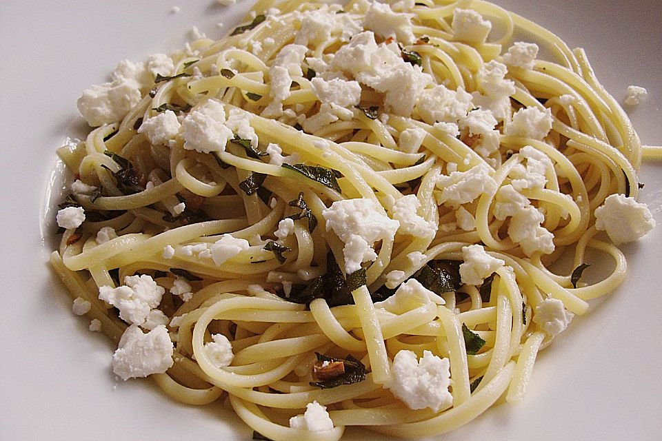 Spaghetti mit Salbei und Schafskäse