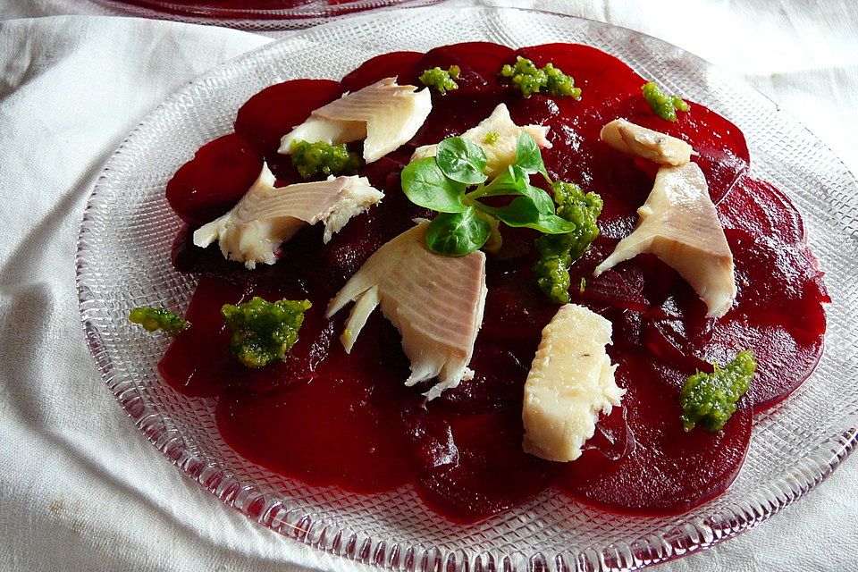 Räucherforelle auf Rote Rüben-Carpaccio und Rucola