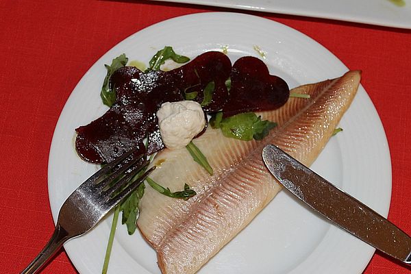 Räucherforelle auf Rote Rüben-Carpaccio und Rucola von monimo | Chefkoch