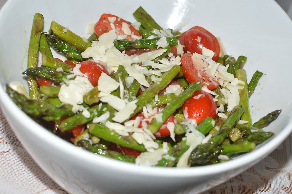 Spargel-Tomaten-Salat mit Parmesan