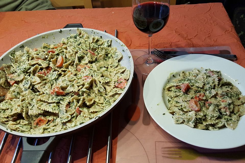 Nudeln mit Spinat, Schafskäse und Tomate