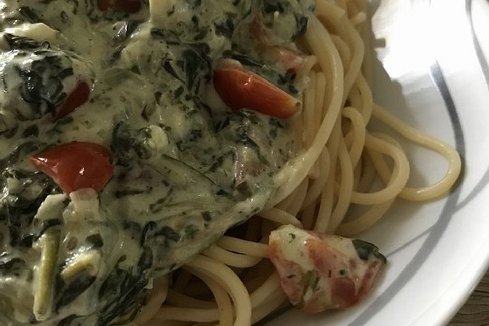 Nudeln mit Spinat, Schafskäse und Tomate