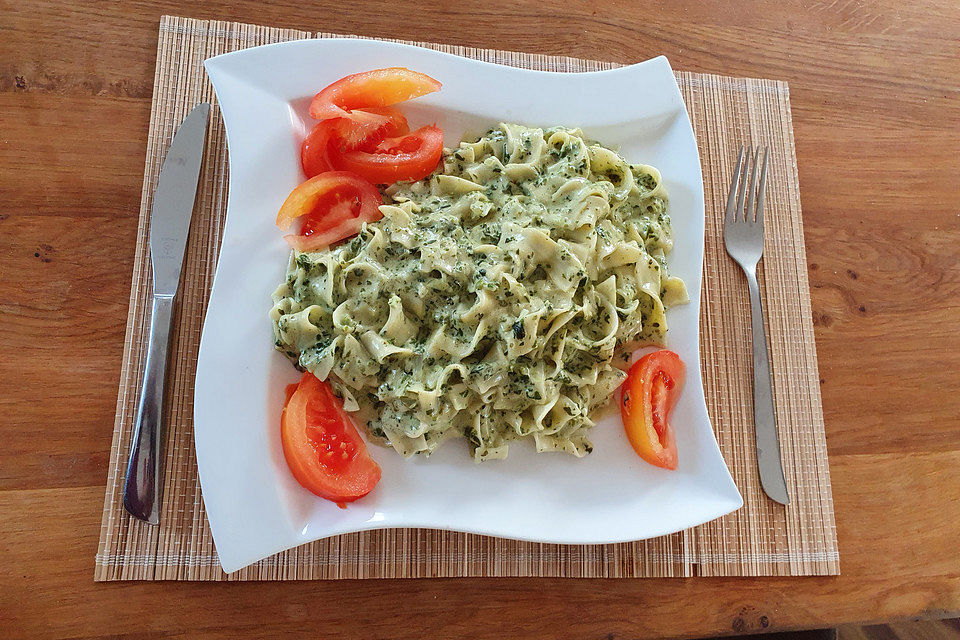 Nudeln mit Spinat, Schafskäse und Tomate