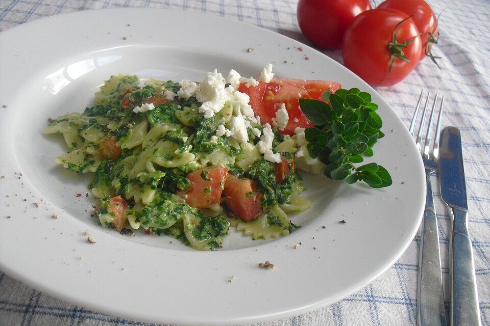 Nudeln mit Spinat, Schafskäse und Tomate