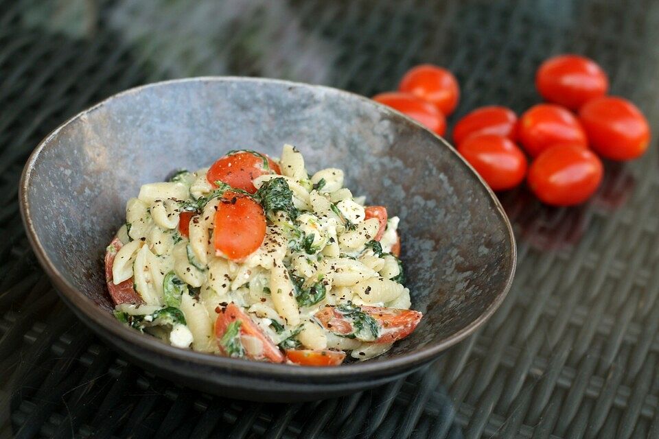 Nudeln mit Spinat, Schafskäse und Tomate