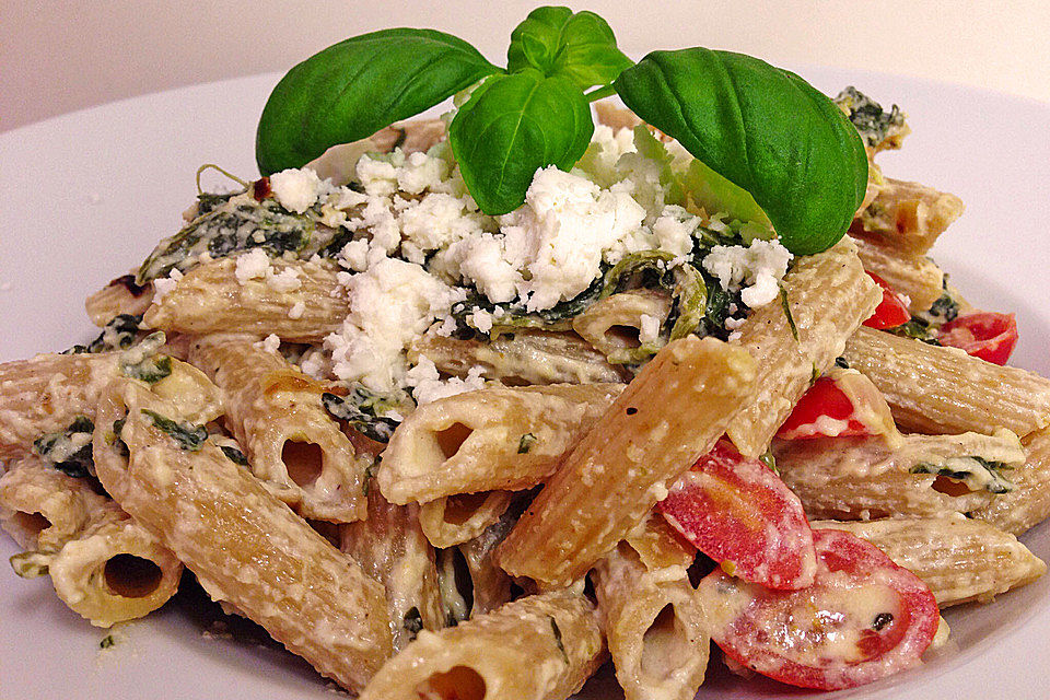 Nudeln mit Spinat, Schafskäse und Tomate