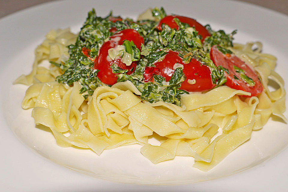 Nudeln mit Spinat, Schafskäse und Tomate