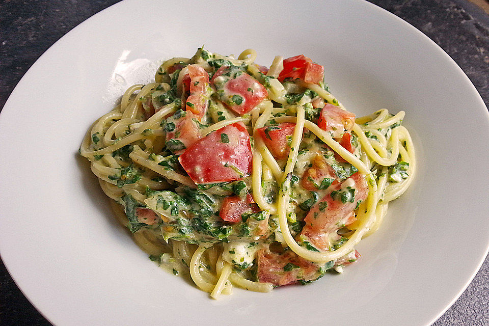 Nudeln mit Spinat, Schafskäse und Tomate