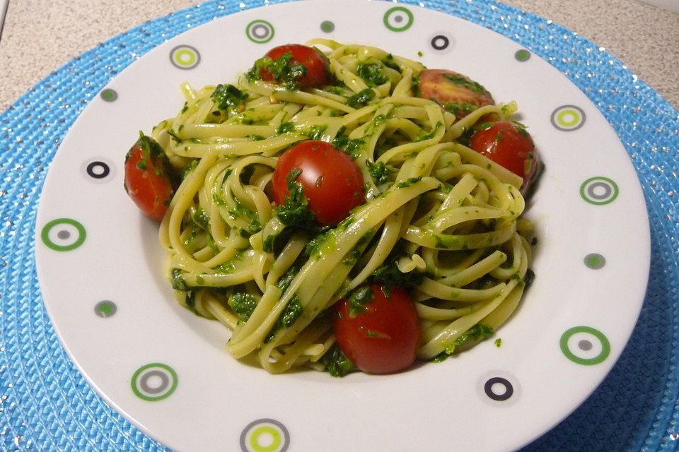 Nudeln mit Spinat, Schafskäse und Tomate