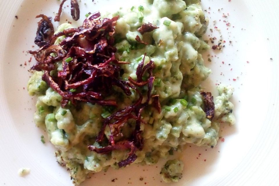 Vegane Bärlauchspätzle mit Zwiebelschmelz