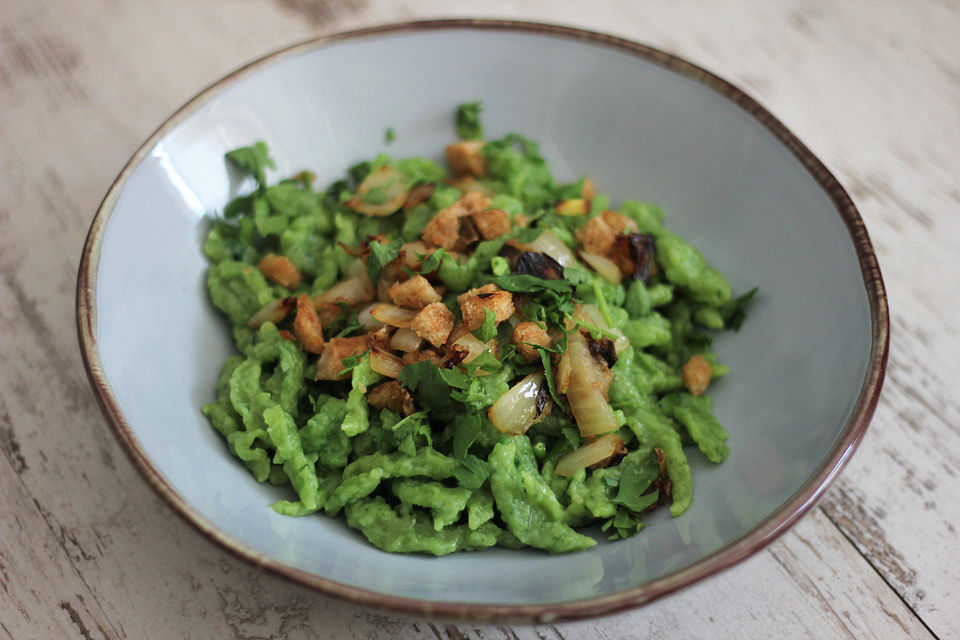 Vegane Bärlauchspätzle mit Zwiebelschmelz