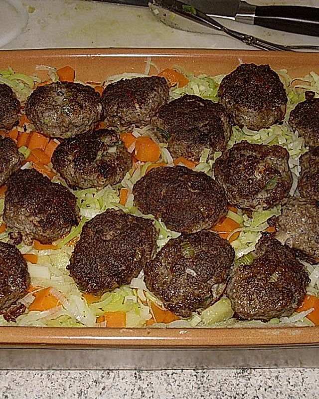 Kartoffelauflauf mit Gemüse und Fleischküchle