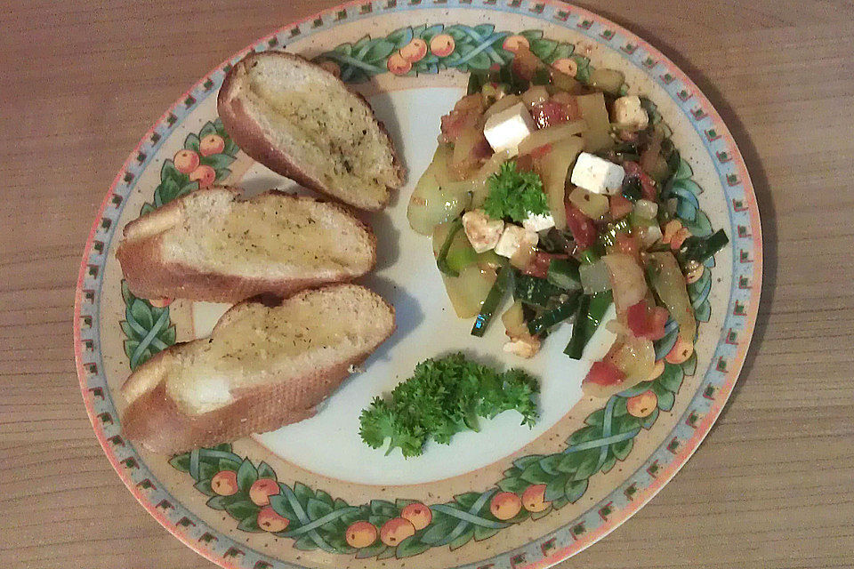 Gemüsepfanne mit Knoblauchbrot