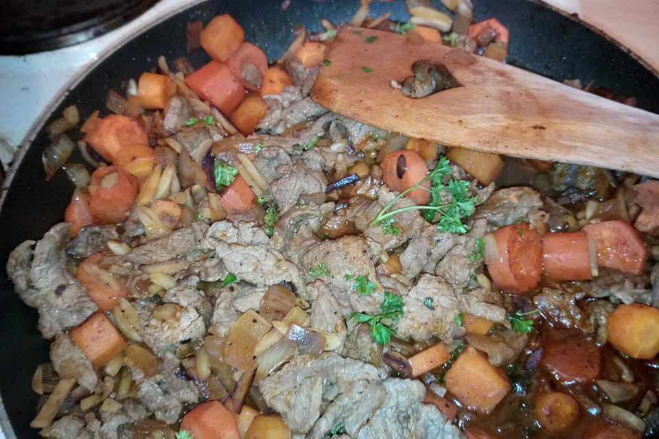 Orientalische Steakpfanne mit Mandeln Orientalische Steakpfanne mit Mandeln