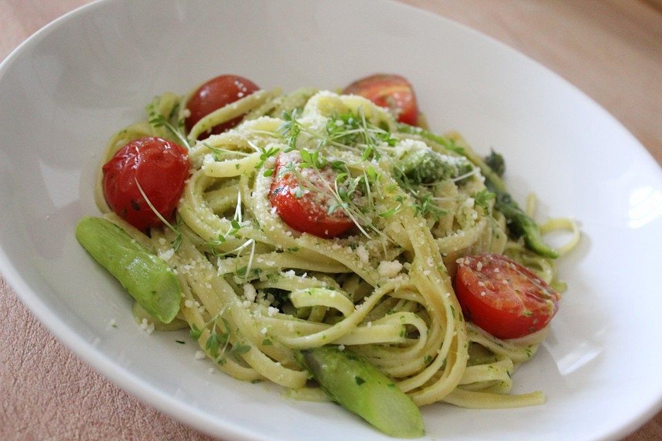 Sehr aromatische Pasta mit grünem Spargel