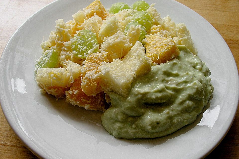 Fruchtsalat mit Avocado und Parmesankäse