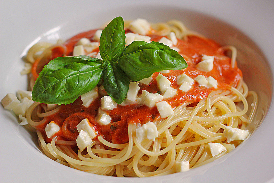 Pasta in Tomaten-Feta-Soße