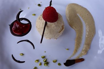 Nussparfait mit warmer Zimtsoße