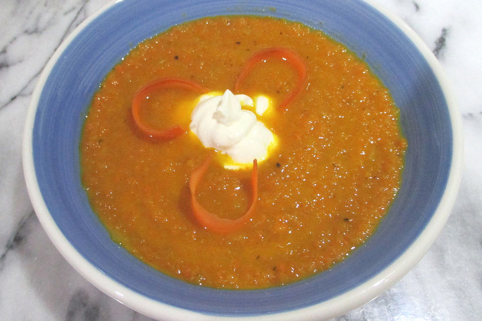 Möhren und Apfel Suppe mit Curry