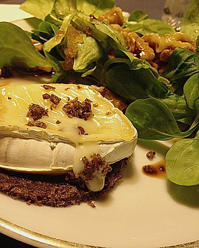Flüssiger Camembert auf krossem Pumpernickel mit Walnuss-Feldsalat