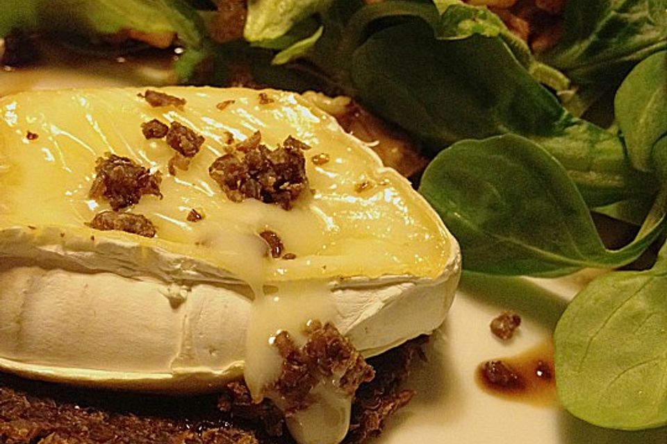 Flüssiger Camembert auf krossem Pumpernickel mit Walnuss-Feldsalat