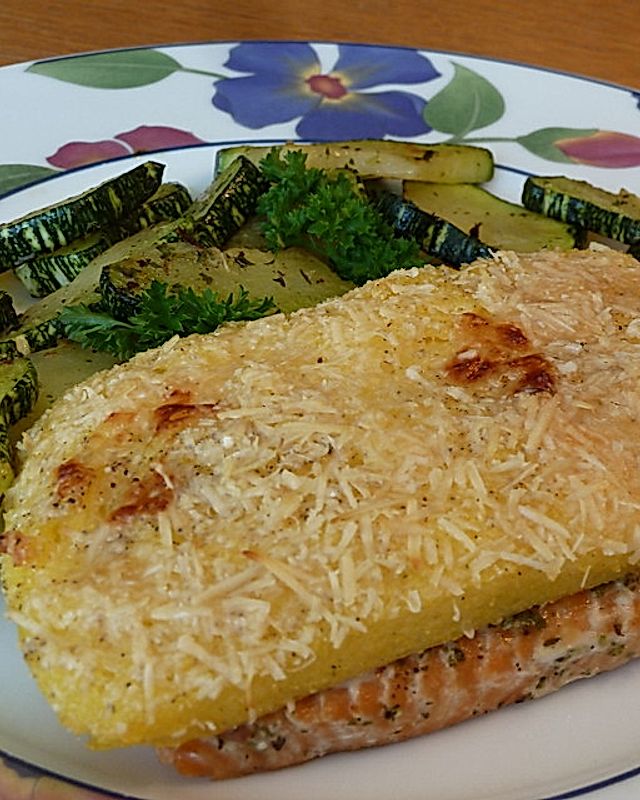 Lachsfilet mit Polenta-Parmesan-Kruste auf Zucchinigemüse