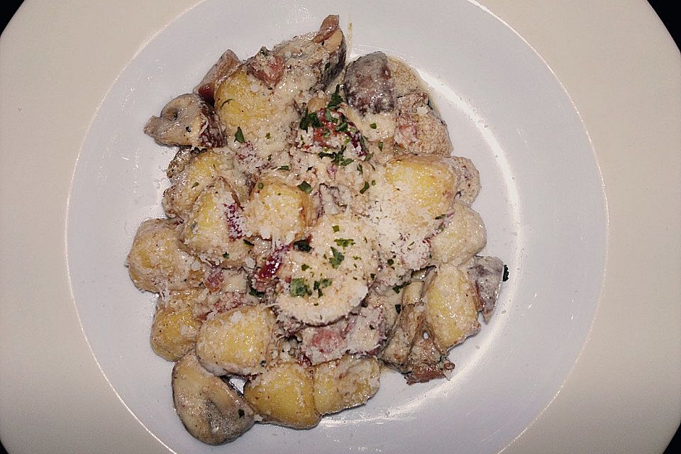 Gnocchi mit Speck und Pilzen