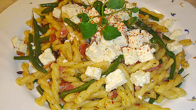 Grüne Bohnen mit Nudeln und Schafskäse von Alschain