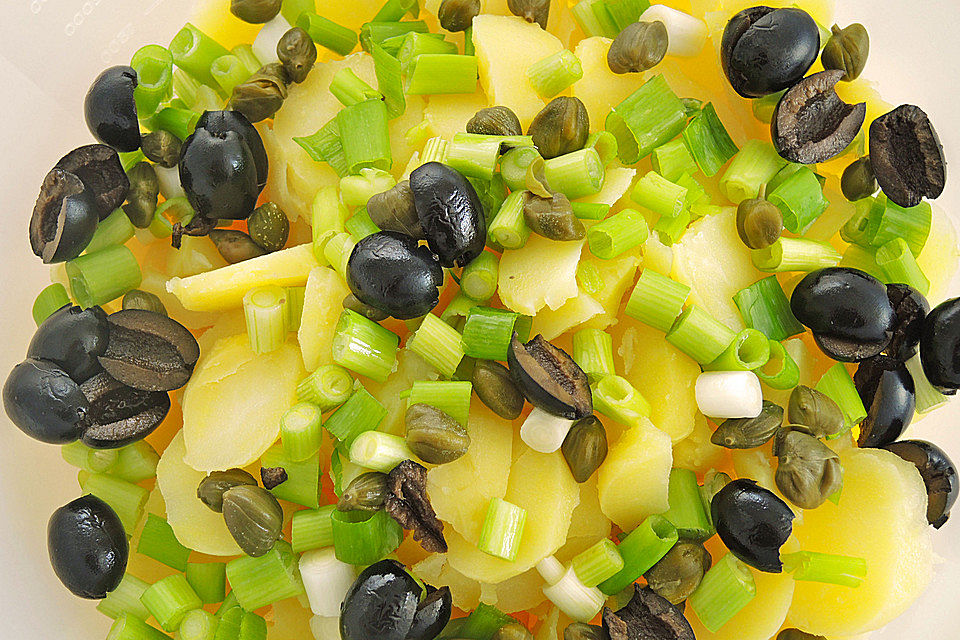 Kartoffelsalat mit Schafskäse und Oliven