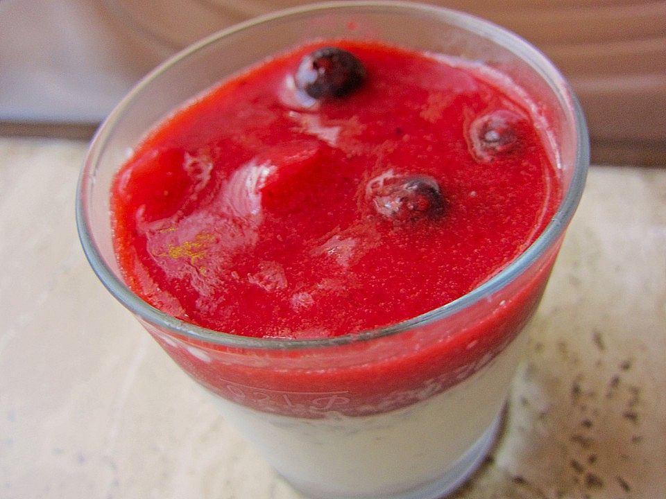 Stracciatella-Panna cotta mit Erdbeeren von Wuschel27| Chefkoch