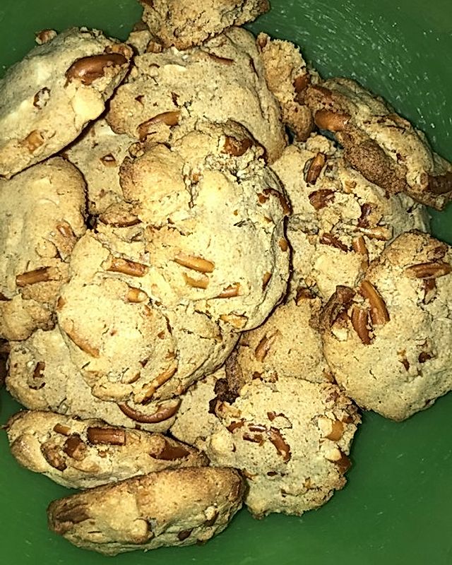 Salzbrezel-Erdnussbutter Cookies mit weißer Schokolade