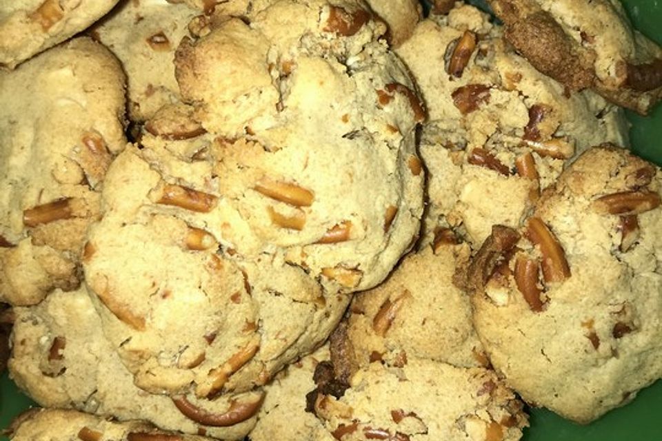 Salzbrezel-Erdnussbutter Cookies mit weißer Schokolade