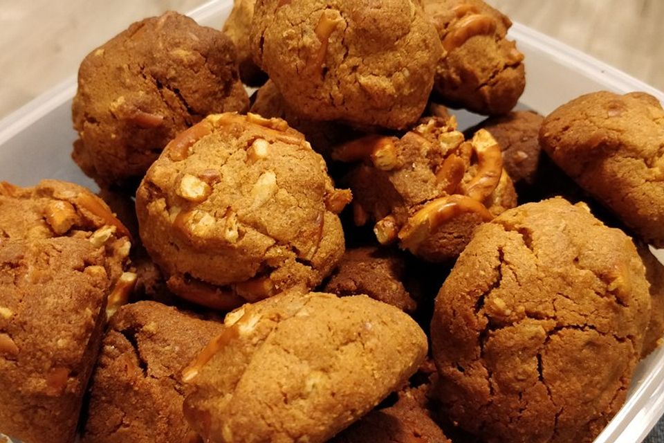 Salzbrezel-Erdnussbutter Cookies mit weißer Schokolade