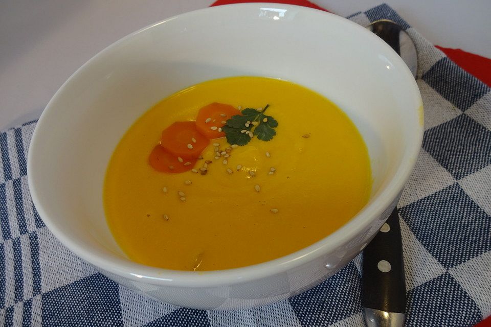 Karotten-Kokos-Suppe mit Sesamnote