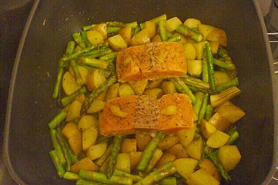 Karamellisiertes Lachsfilet mit grünem Spargel und Kartoffeln