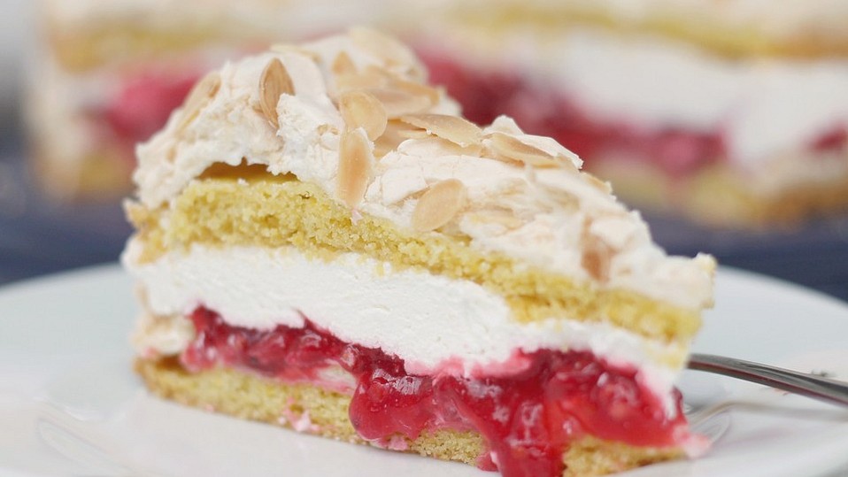 Baiser-Schicht-Torte mit Johannisbeer-Sahnefüllung von Justeph