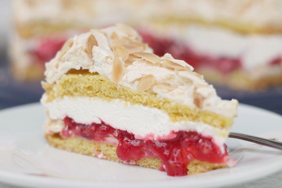 Baiser-Schicht-Torte mit Johannisbeer-Sahnefüllung