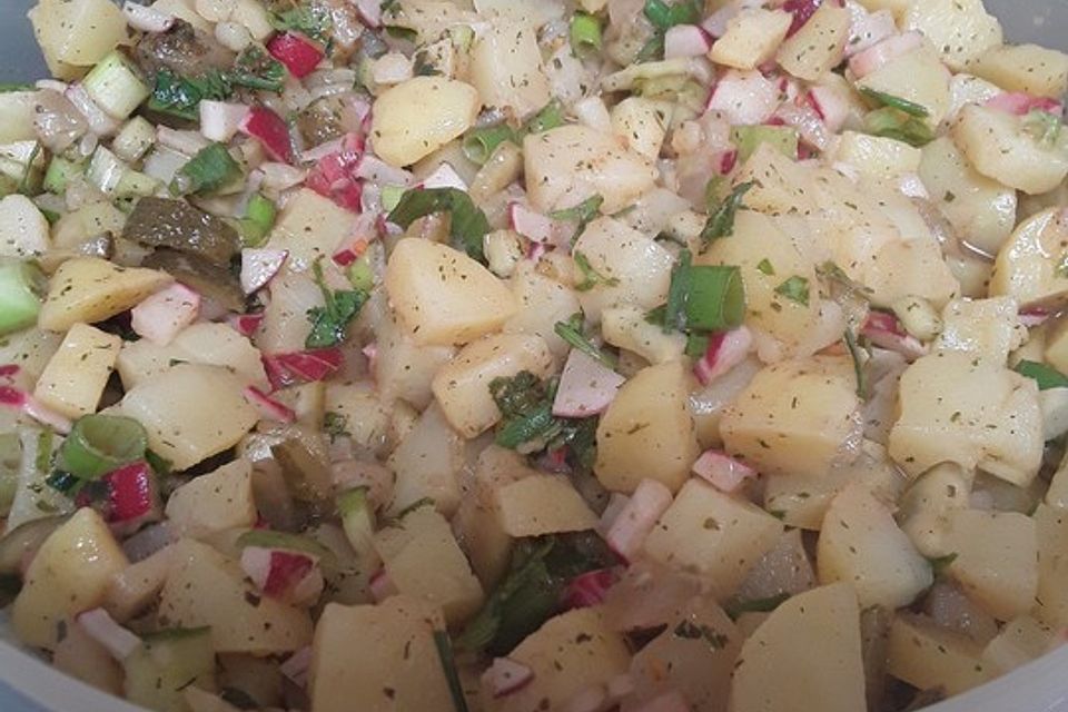 Sommerlicher Kartoffelsalat mit Tomaten und Bundzwiebeln