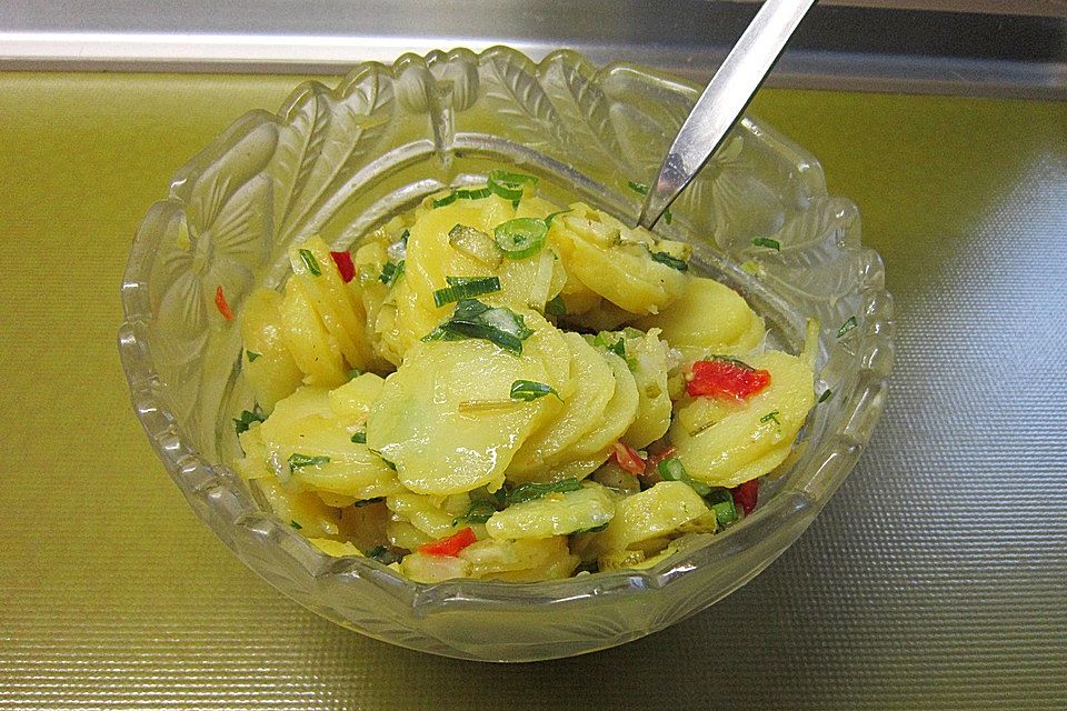 Sommerlicher Kartoffelsalat mit Tomaten und Bundzwiebeln