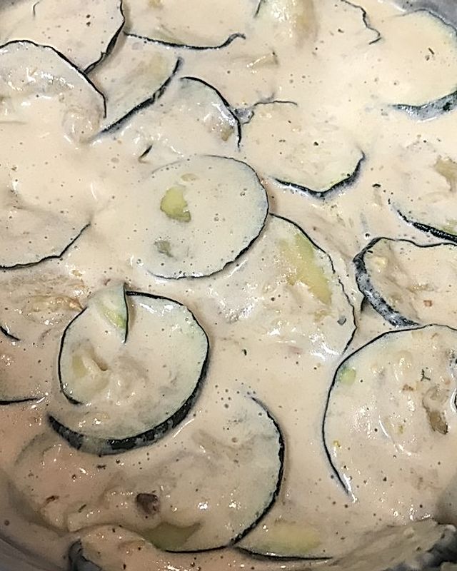 Zucchini-Schinken-Curry-Sahne Sauce