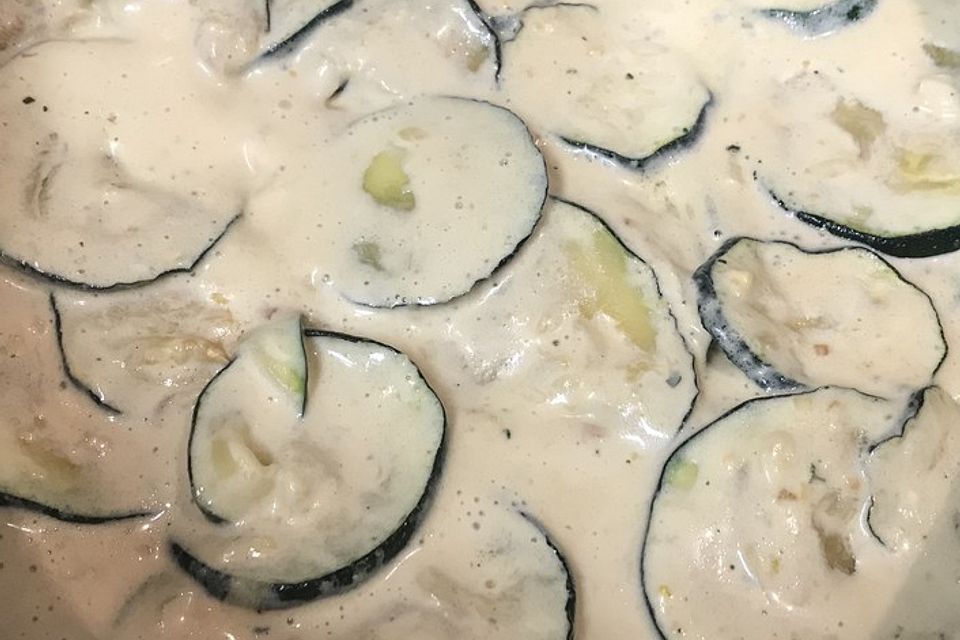 Zucchini-Schinken-Curry-Sahne Sauce