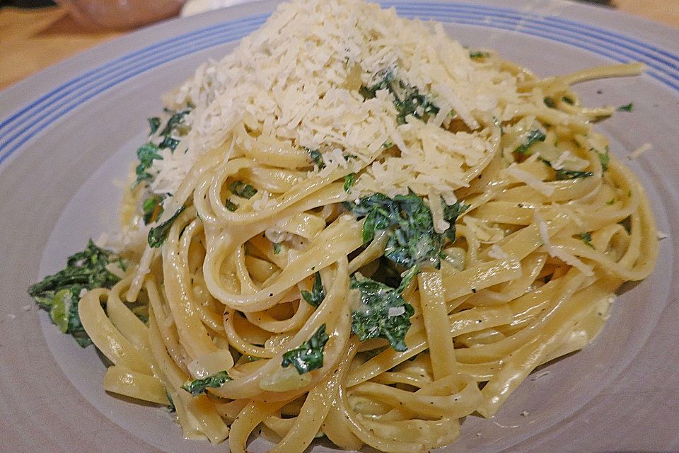 Nudeln mit Brennnessel-Sahne-Soße Nudeln mit Brennnessel-Sahne-Soße