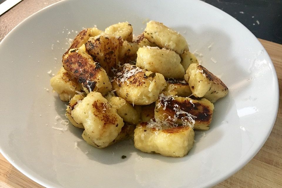 Selbstgemachte Gnocchi in Salbei-Butter